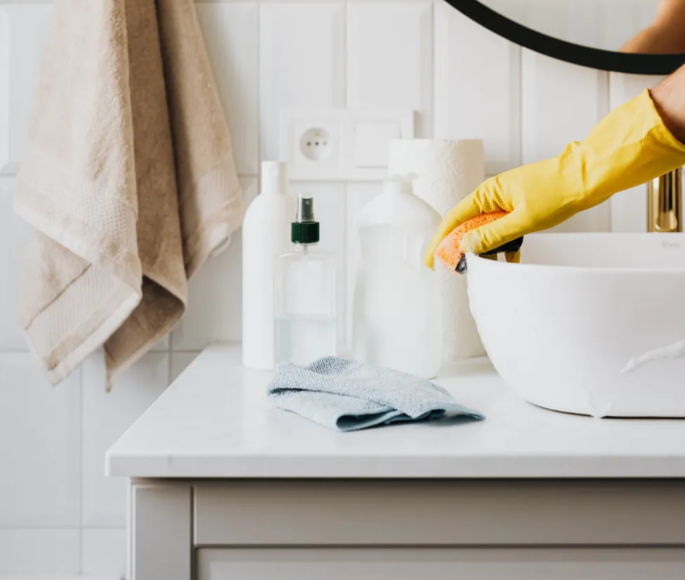 Glänzendes Waschbecken und Armaturen nach einer hygienischen Sanitärreinigung durch AC Clean and Clear.