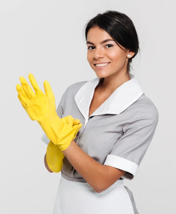 Fachkraft mit gelben Handschuhen bei der gründlichen Sanitärreinigung eines Badezimmers in München.